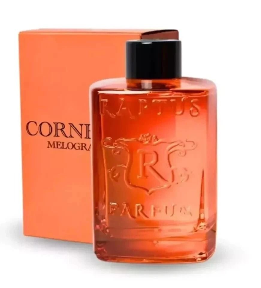 Flacone di profumo arancione con tappo nero accanto alla scatola arancione abbinata.