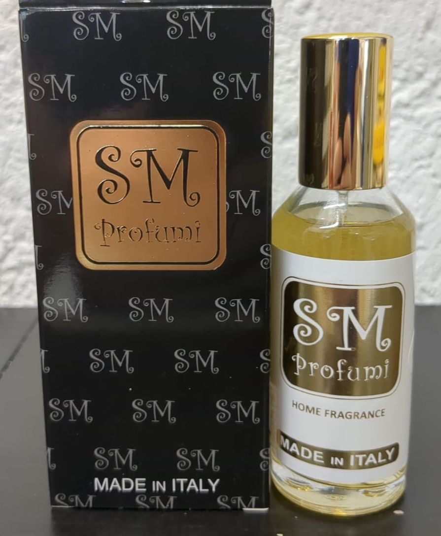 Flacone di profumo SM Profumi accanto alla sua scatola nera, entrambi con l'etichetta