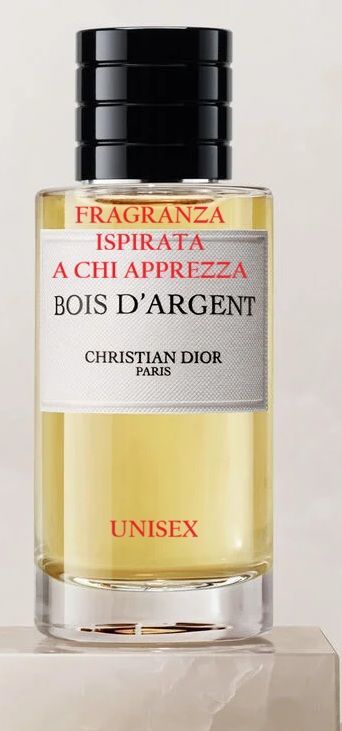 Flacone di profumo Christian Dior Bois d'Argent con tappo nero ed etichetta dorata su piedistallo.