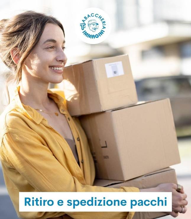 Donna sorridente con scatole di cartone per ritiro e spedizione pacchi