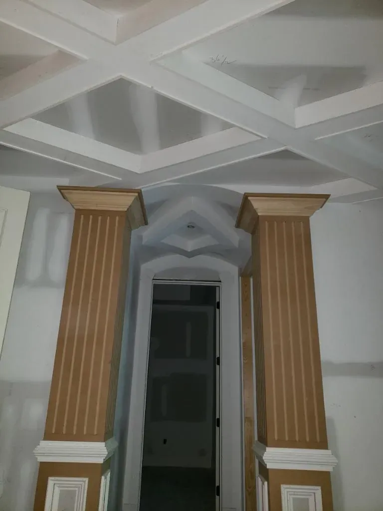 A hallway with columns and a white ceiling