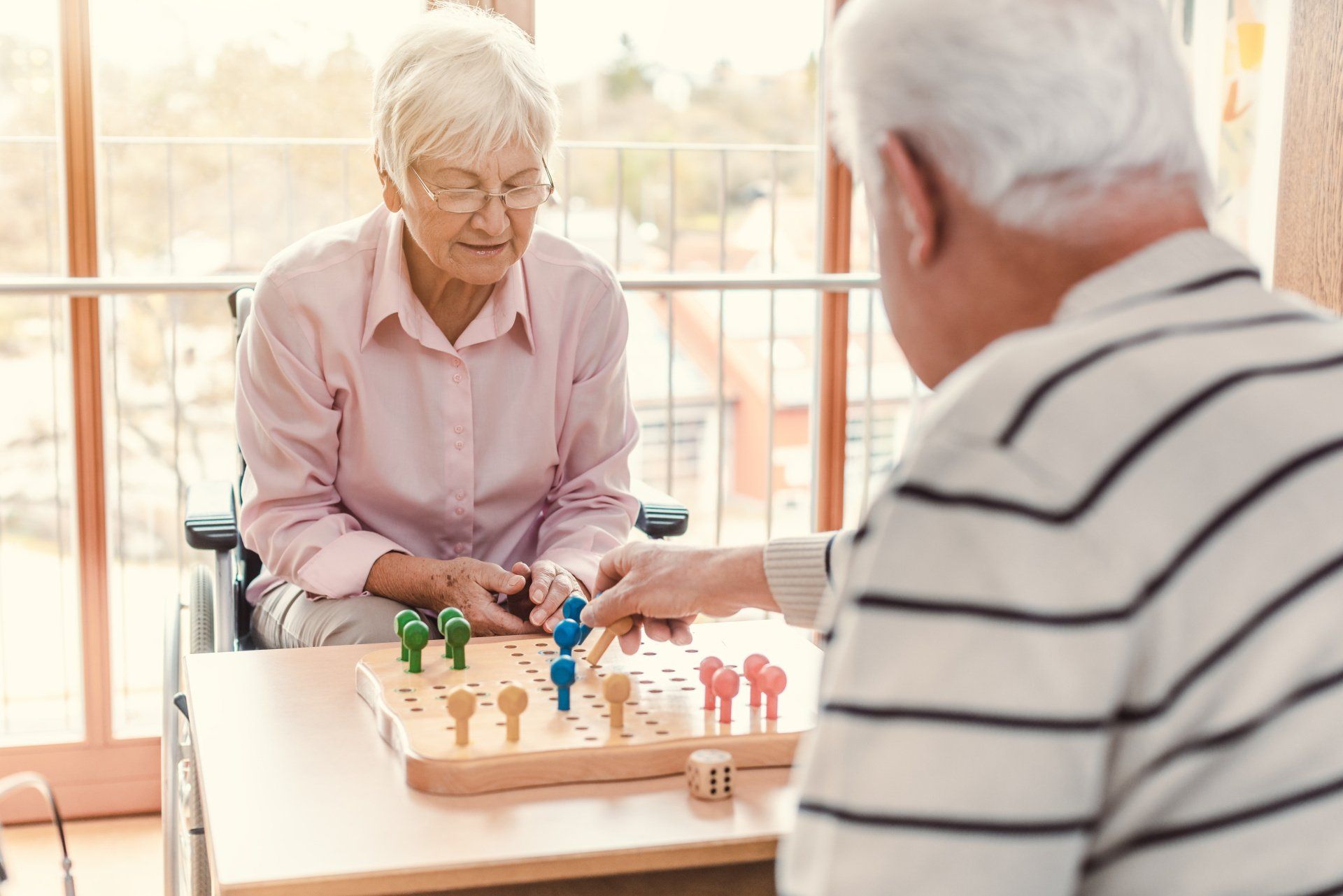 Seniorenpaar spielt ein Brettspiel