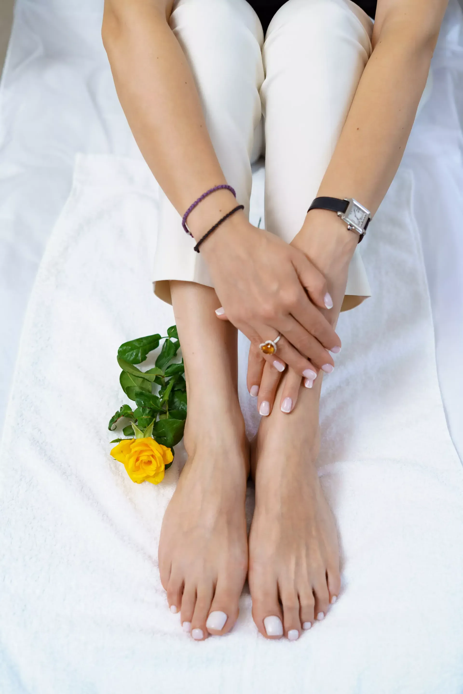 una donna si siede con le gambe incrociate accanto a un fiore giallo