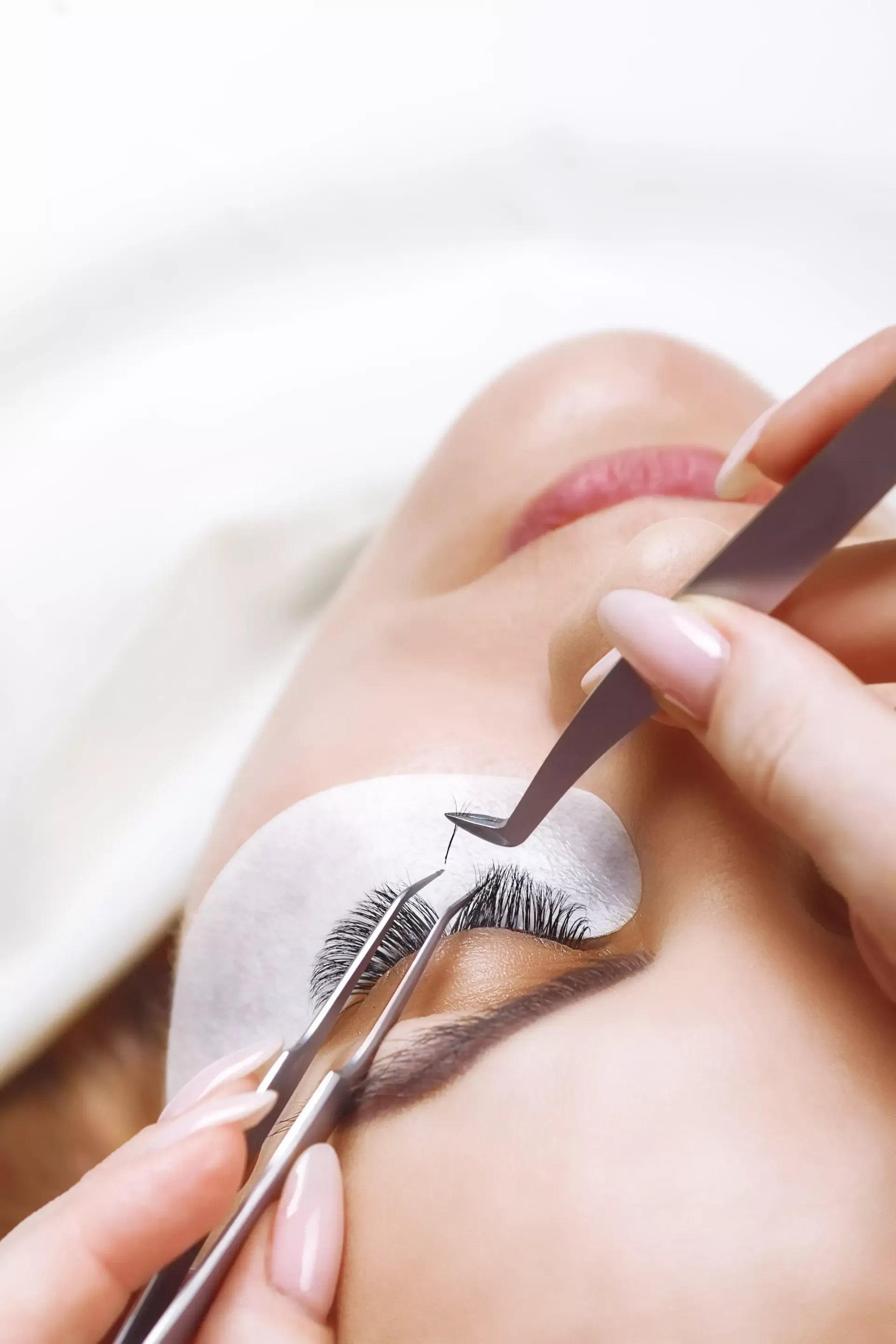 una donna ottiene le ciglia estese in un salone di bellezza