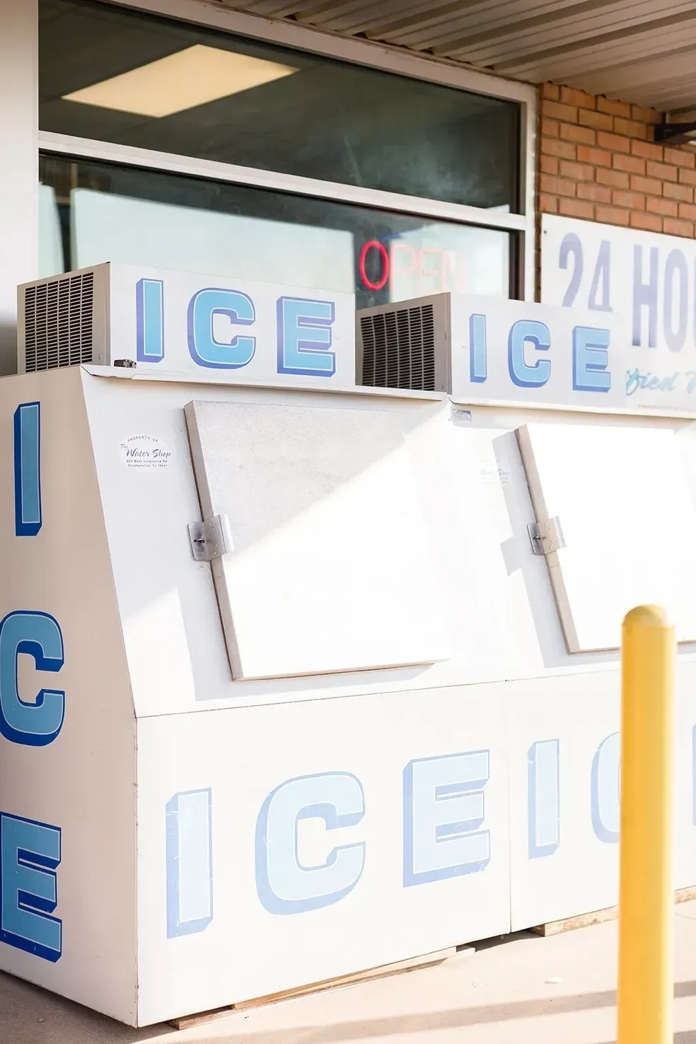 A white box with blue letters that says ice on it