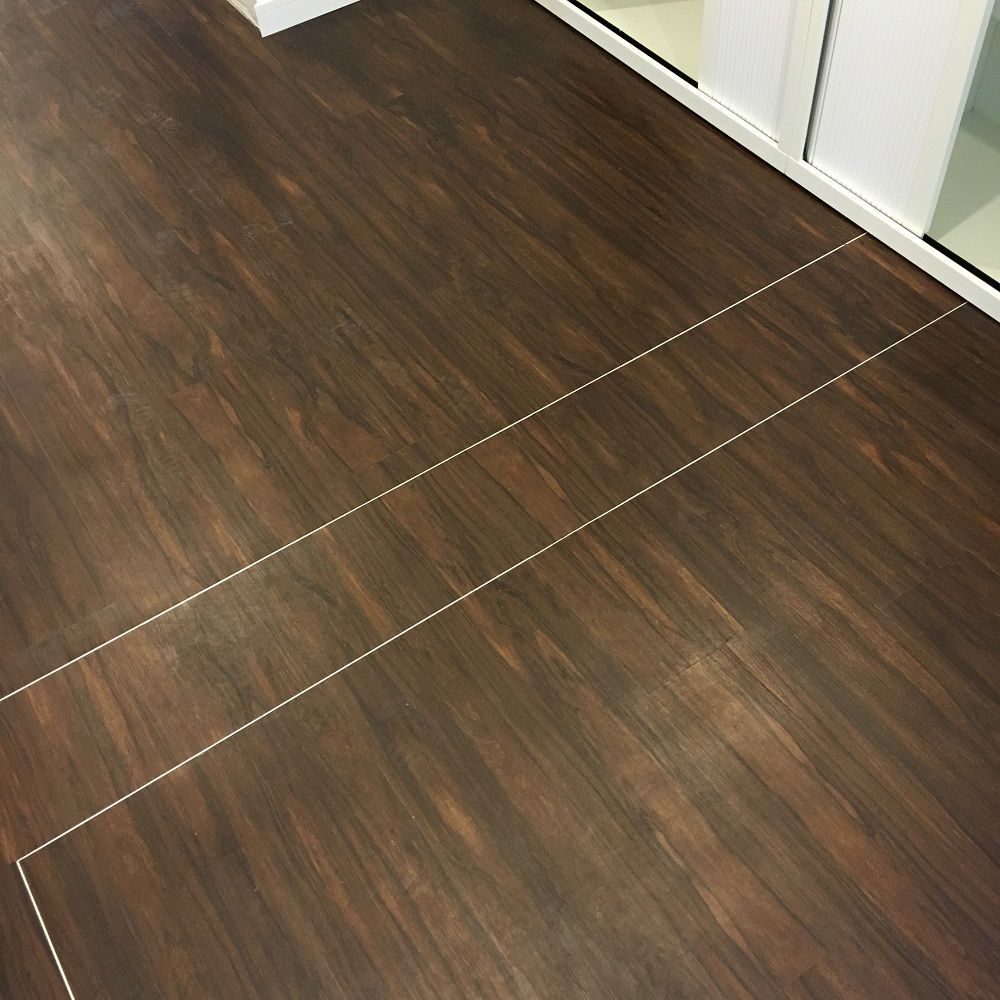 Un plancher en bois avec une ligne blanche dessus