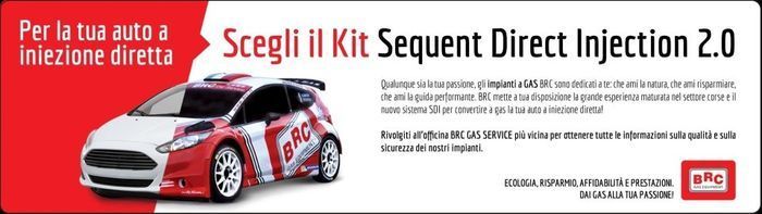 Banner pubblicitario rosso e bianco per kit Sequent Direct Injection 2.0 con auto da rally