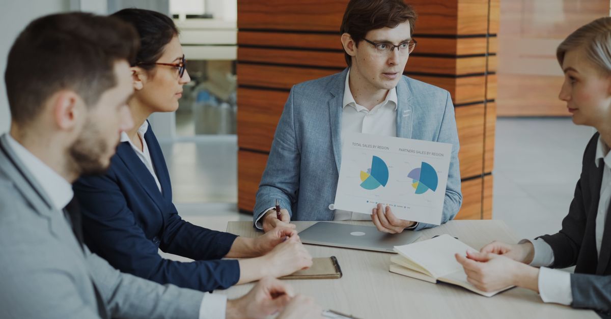 Equipo de ventas revisando resultados en una computadora