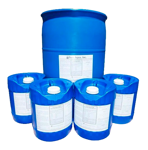 Bidones y jarras de productos químicos de color azul, probablemente de uso industrial, dispuestos en grupo.