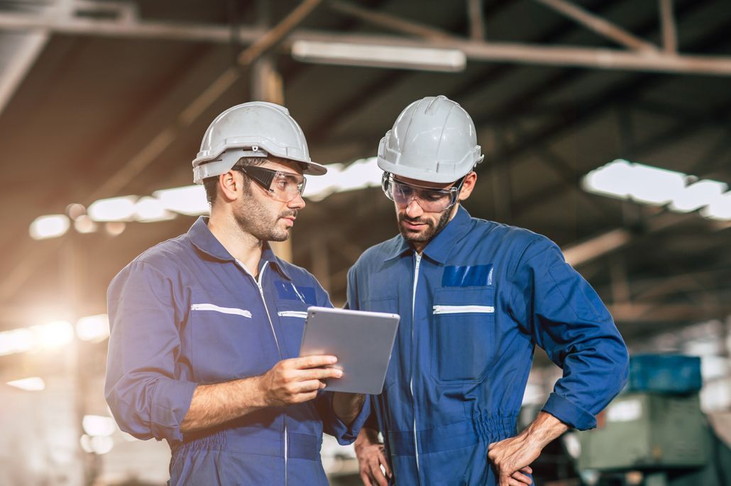 Ingenieros revisando planos en planta de tratamiento de agua