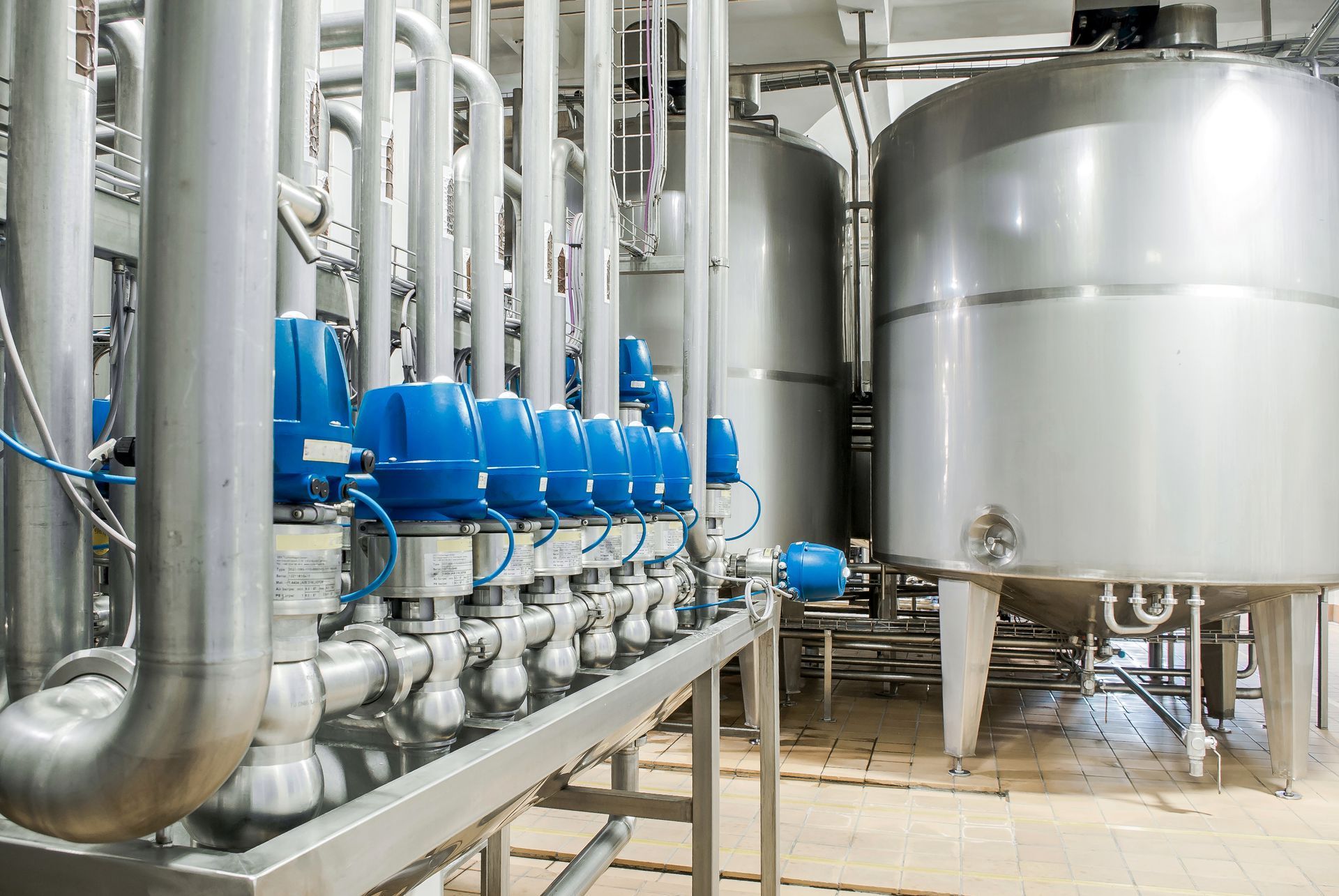 Planta purificadora con tanques de acero