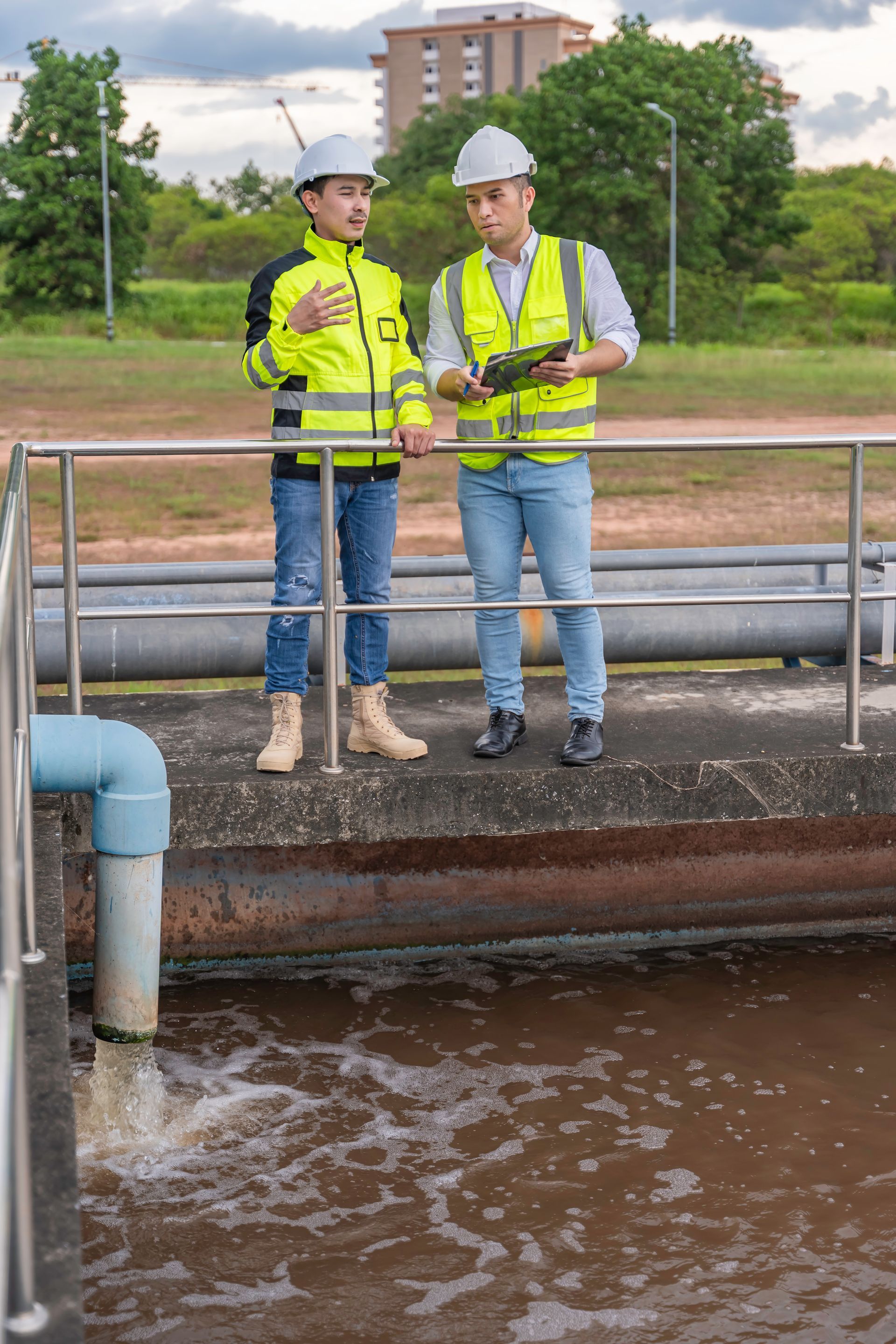 Ingenieros ambientales en planta de tratamiento de agua