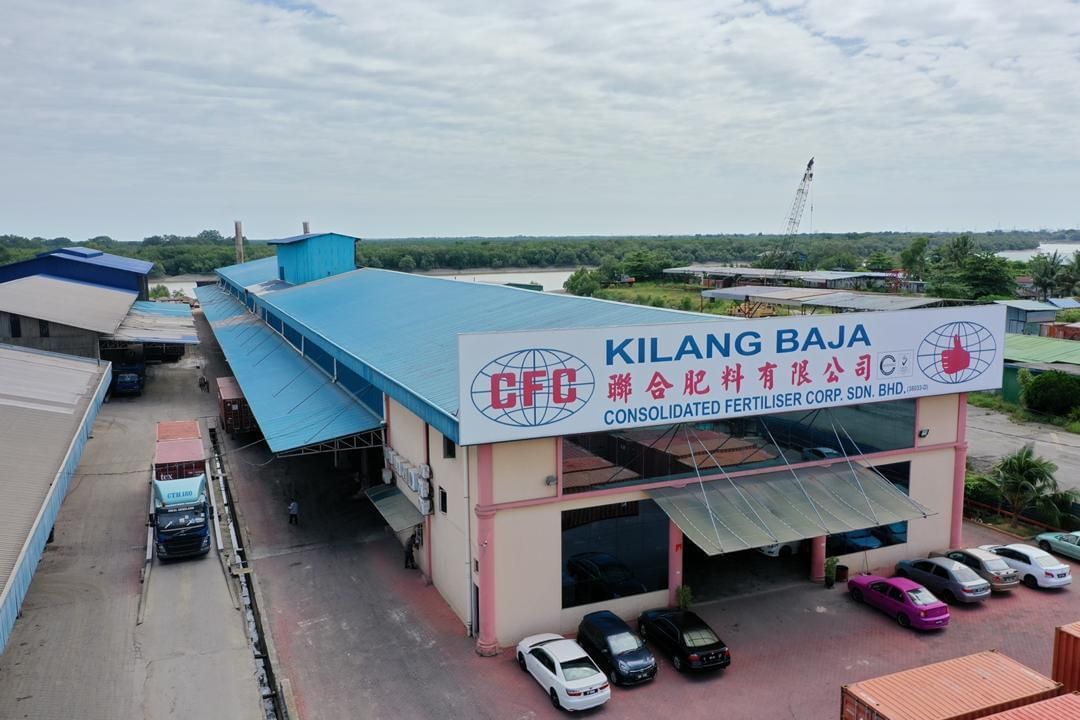 一座大楼的鸟瞰图,前面停着一些汽车。