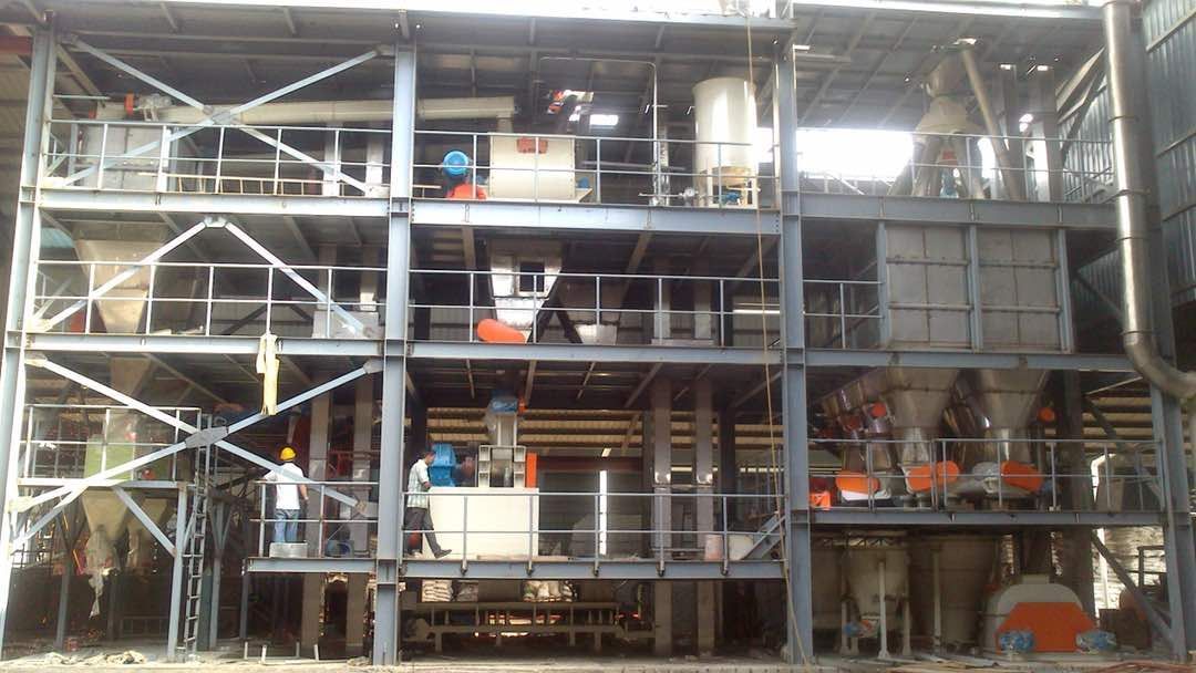 Sebuah bangunan perindustrian yang besar dengan banyak jentera di dalamnya.