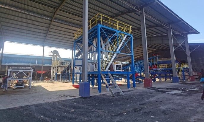 Sebuah bangunan besar dengan banyak jentera di dalamnya.