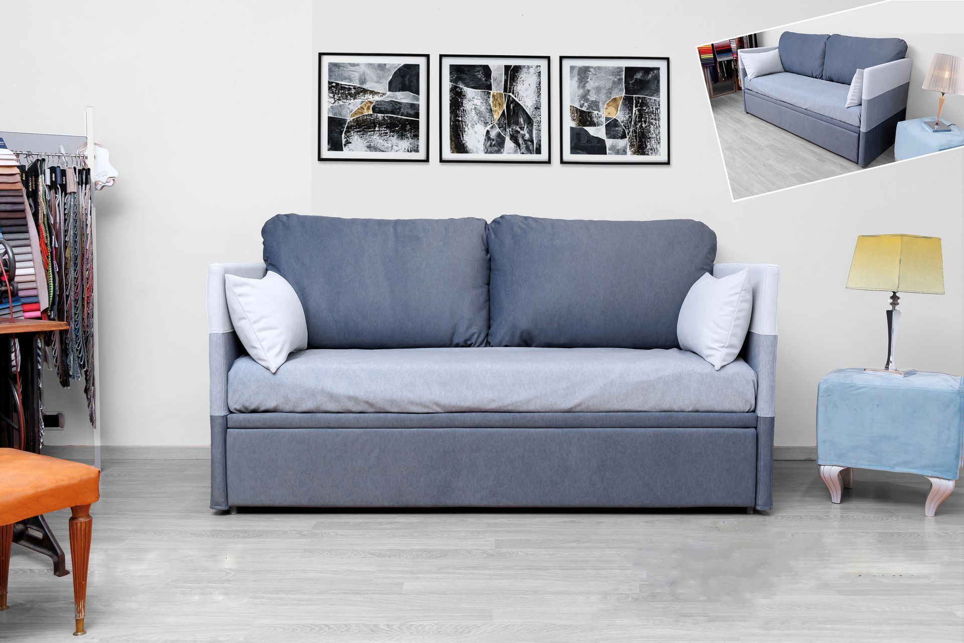 Un soggiorno con un divano grigio e un pouf blu