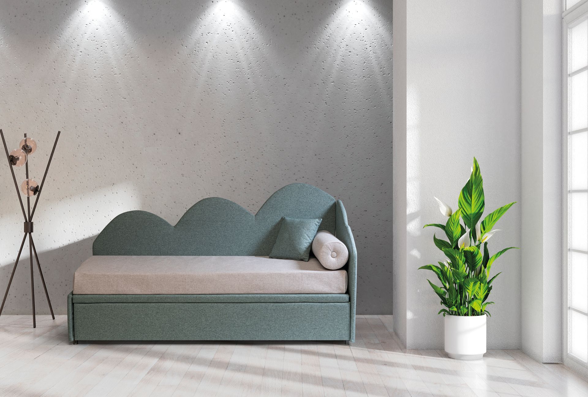 Un letto con la testiera a forma di nuvola si trova in una stanza accanto a una finestra.