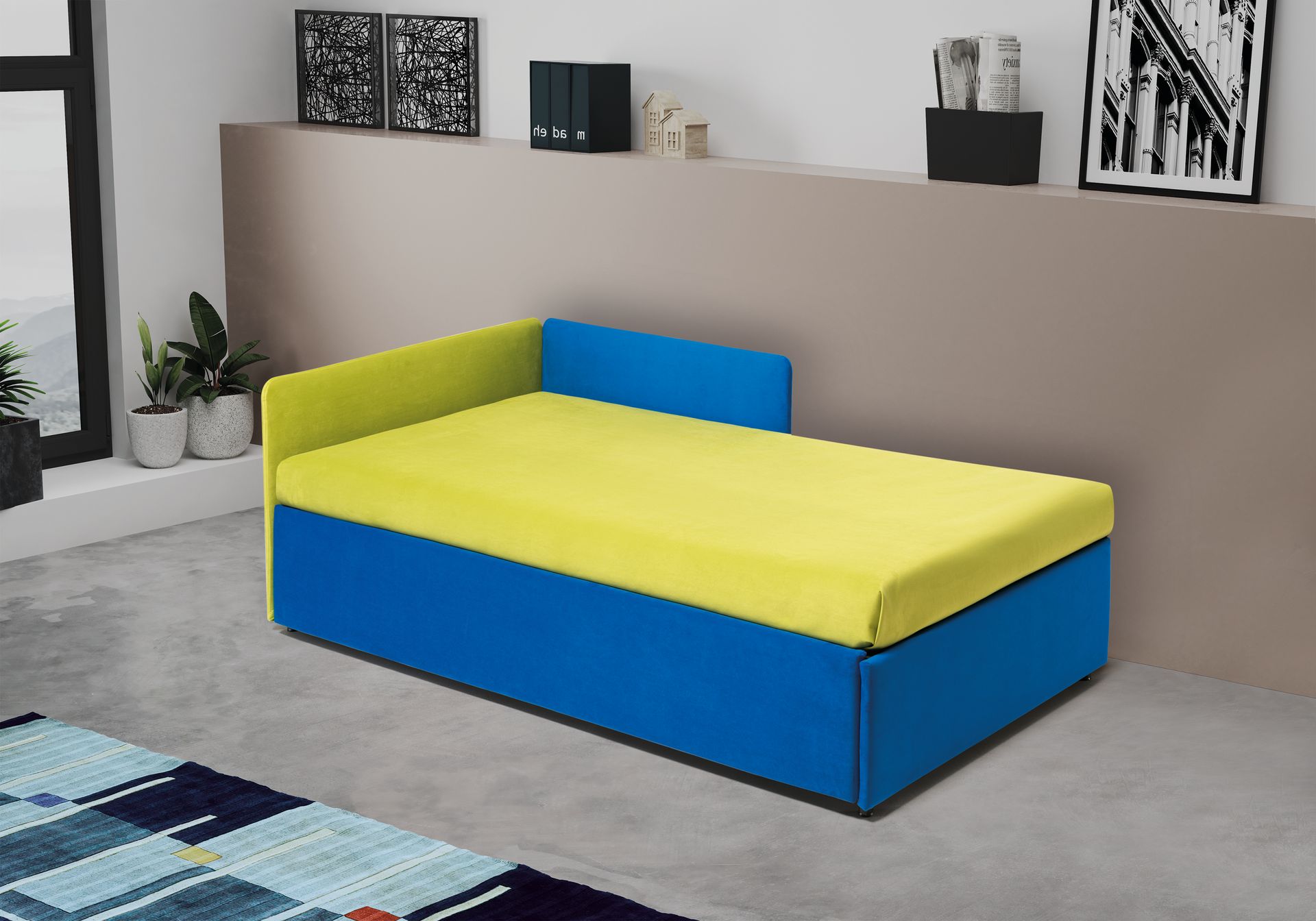 Un letto blu e giallo è in un soggiorno