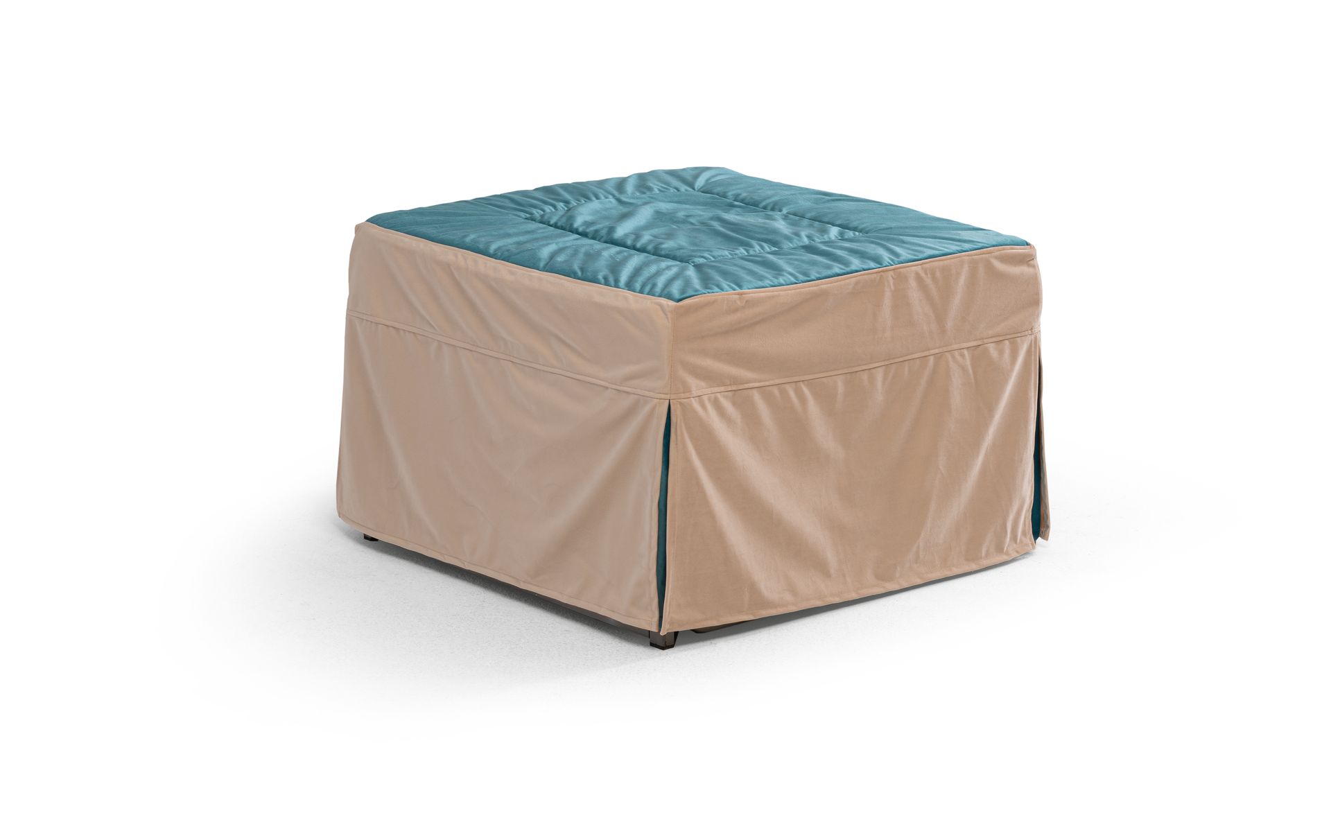 Un pouf marrone con un cuscino blu sopra.