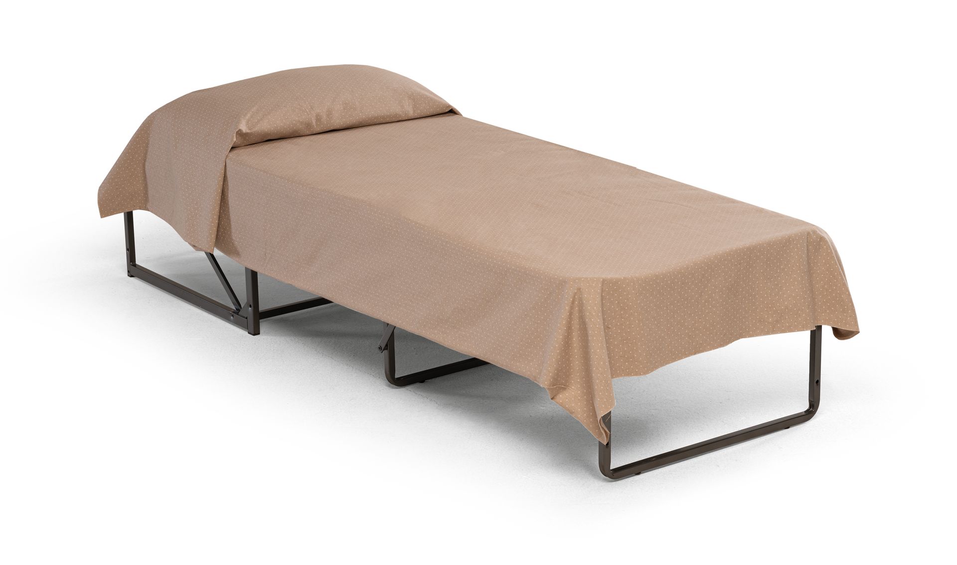 Un letto singolo con una coperta marrone su uno sfondo bianco.