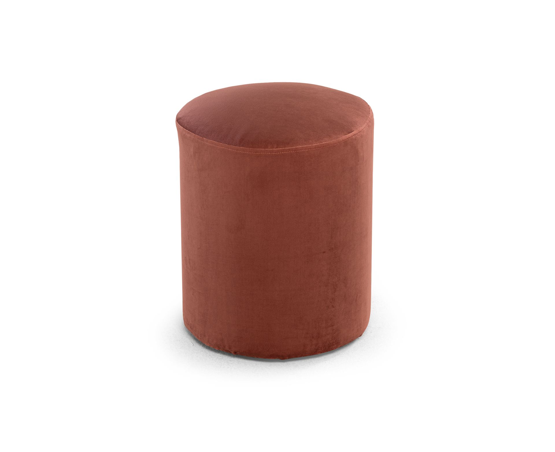 Un pouf rosso è appoggiato su una superficie bianca.