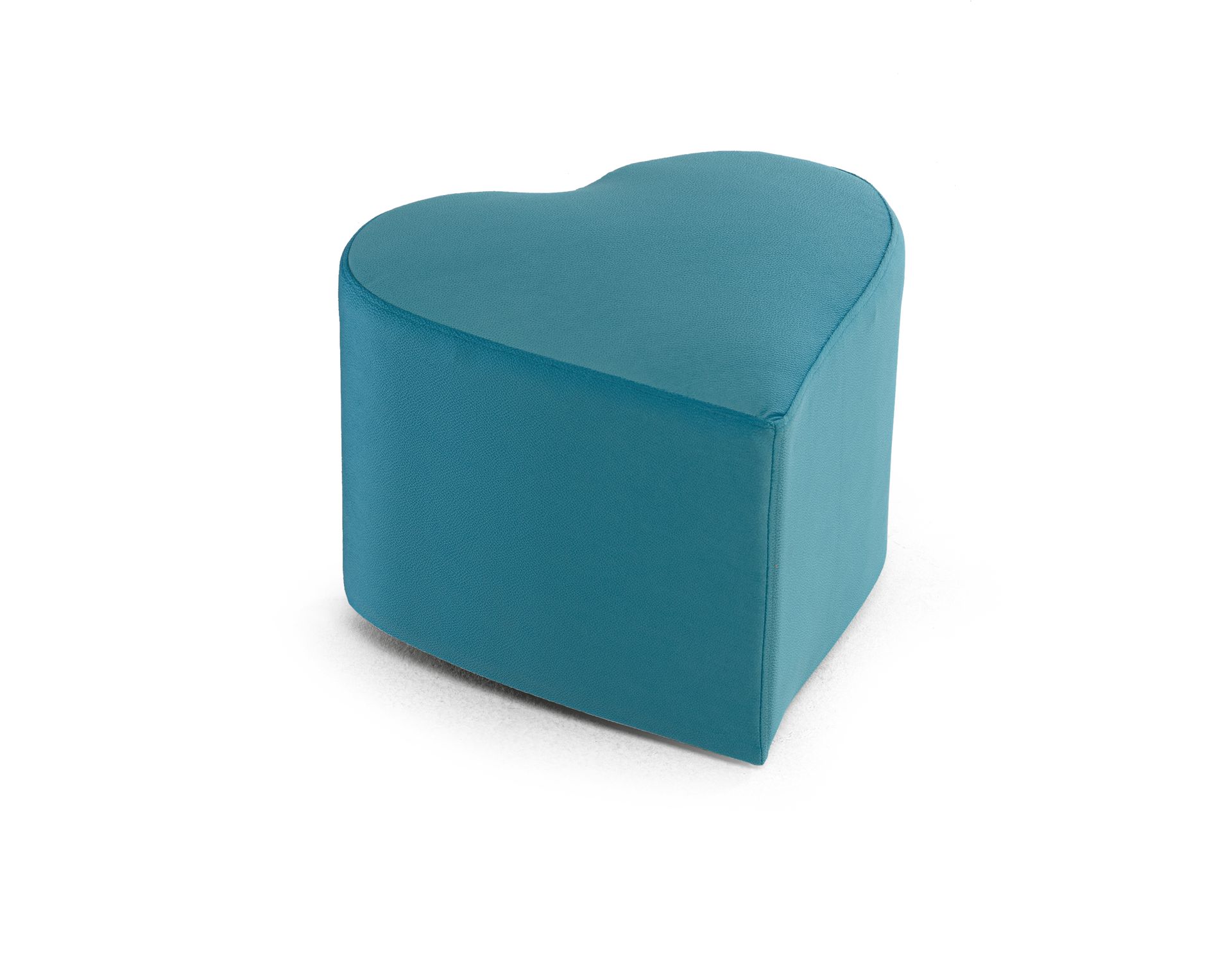 Un pouf blu a forma di cuore è appoggiato su una superficie bianca.