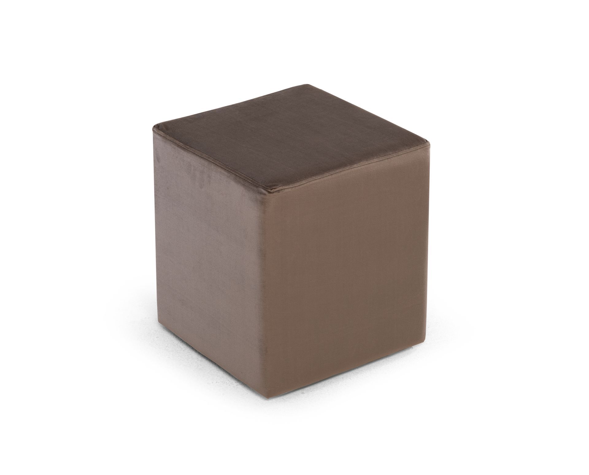 Un pouf marrone è appoggiato su una superficie bianca.