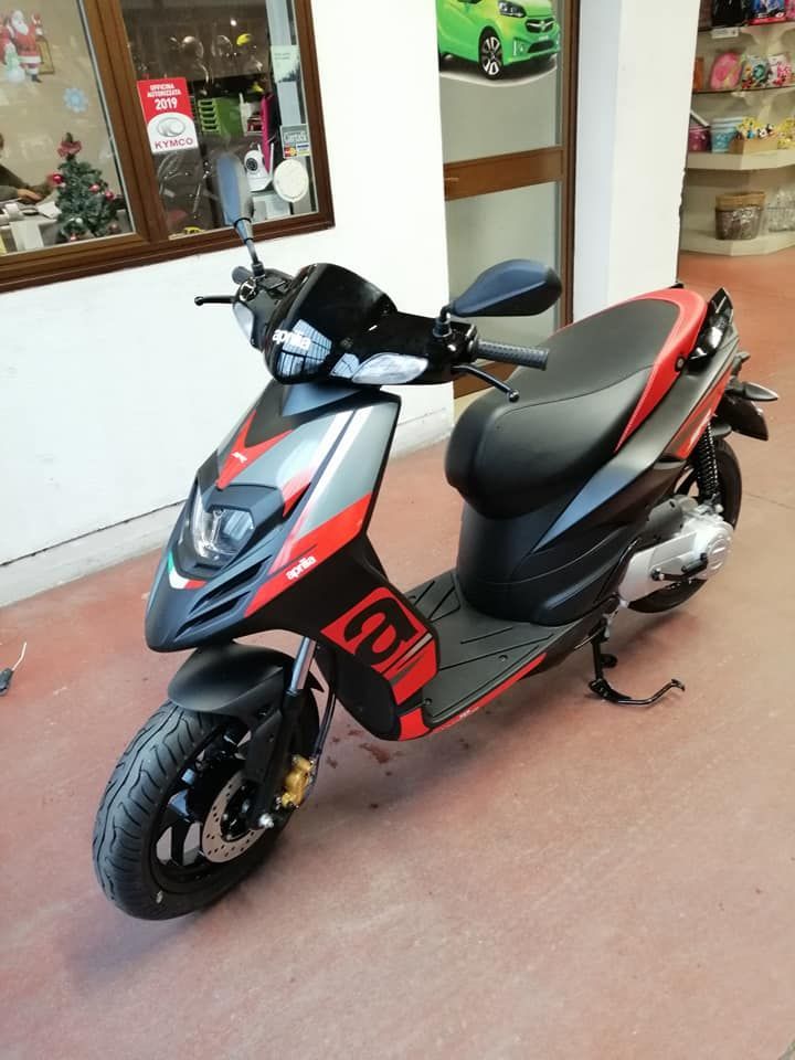 moto rossa e nera