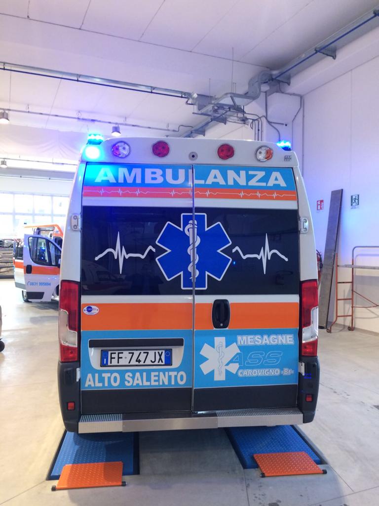Ambulanza aperta dietro