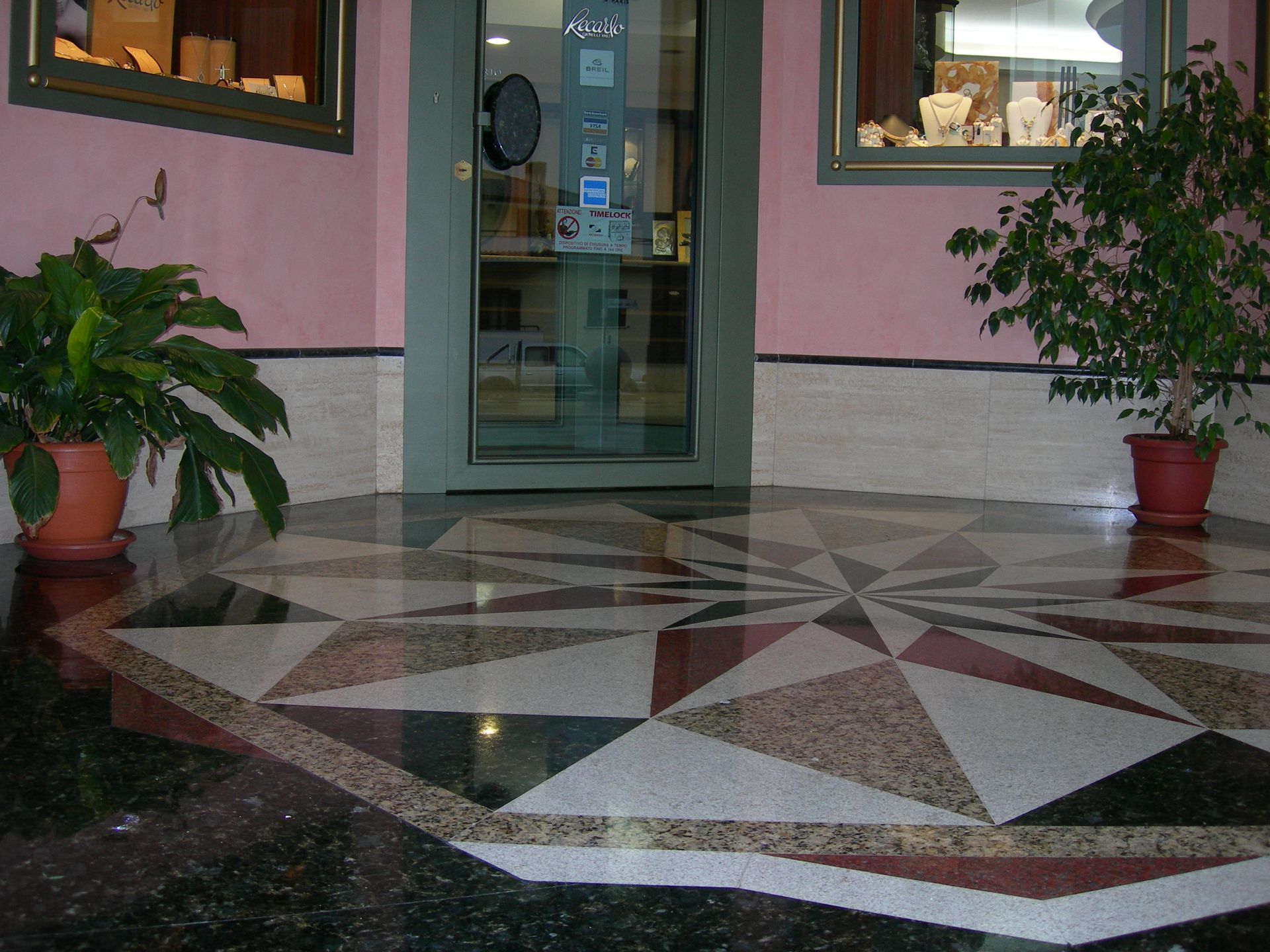 Un edificio con un cartello che dice