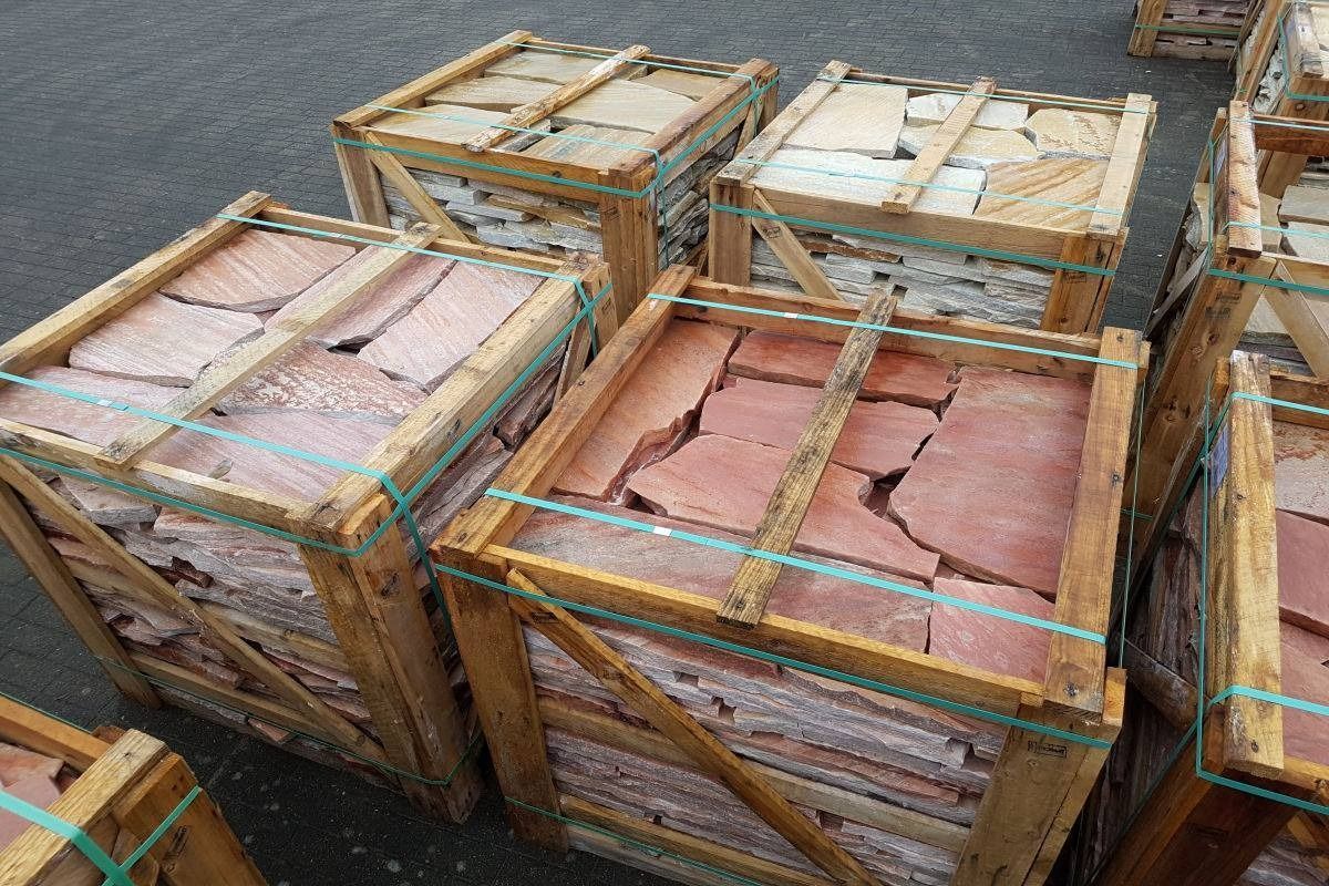 Un mucchio di casse di legno piene di pietre sono accatastate l'una sull'altra.
