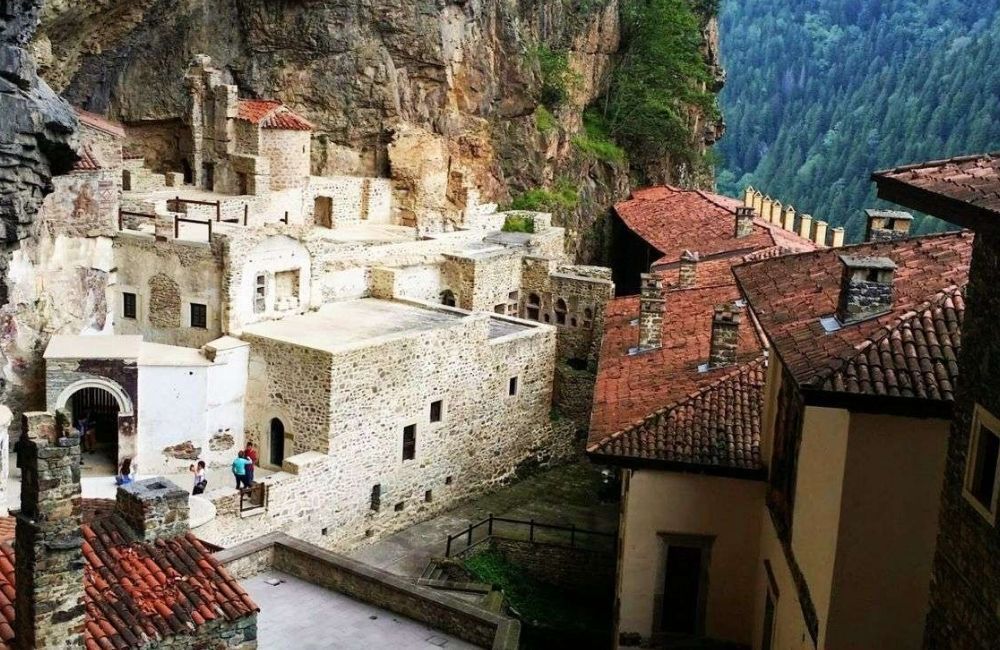 sümela manastırı turu, sümela manastırı günübirlik turlar, sümela hamsiköy karaca turu, sümela manastırı limni gölü zigana turu