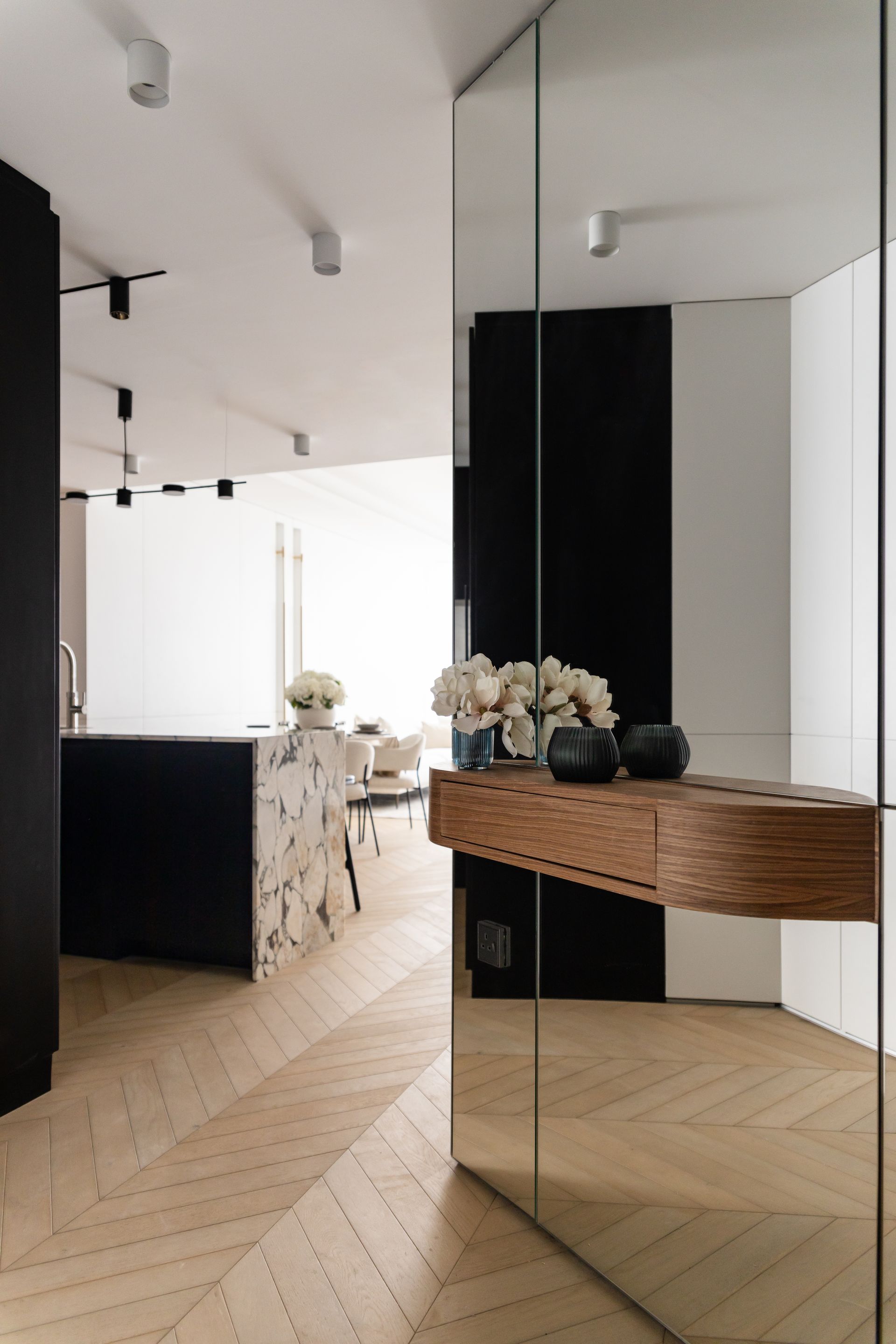 Modern Calm Meets Gulf Glamour: LEI Interior Design at Mina Azizi