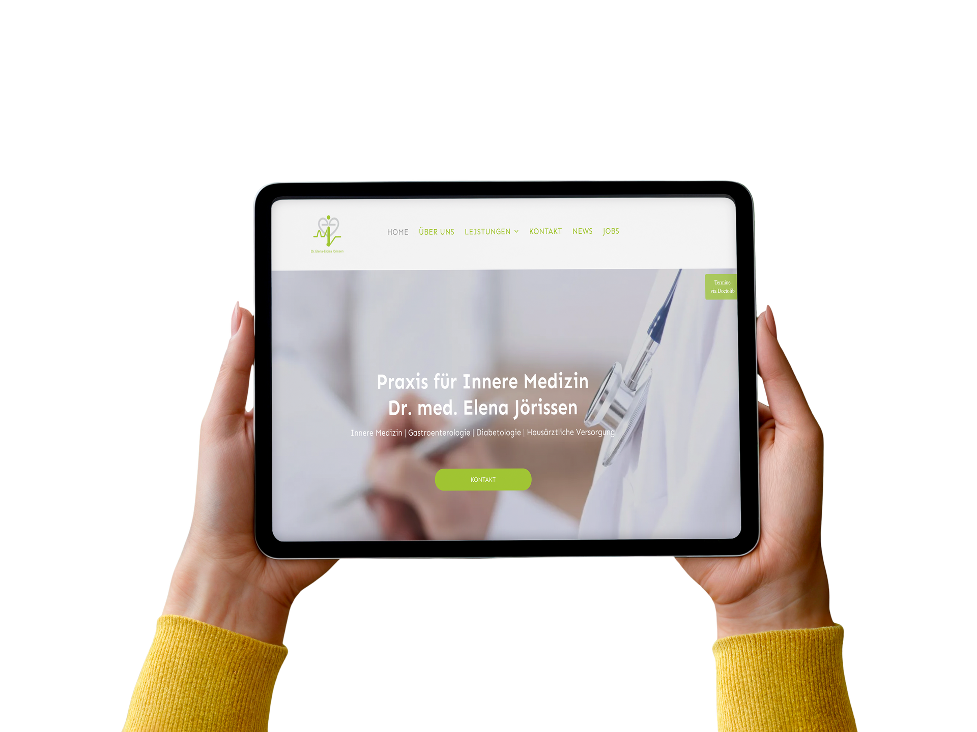 Hände halten ein Tablet, auf dem eine medizinische Webseite angezeigt wird; der Text lautet: „Praxis für Immunmedizin, Dr. med. Clara Johnson.“
