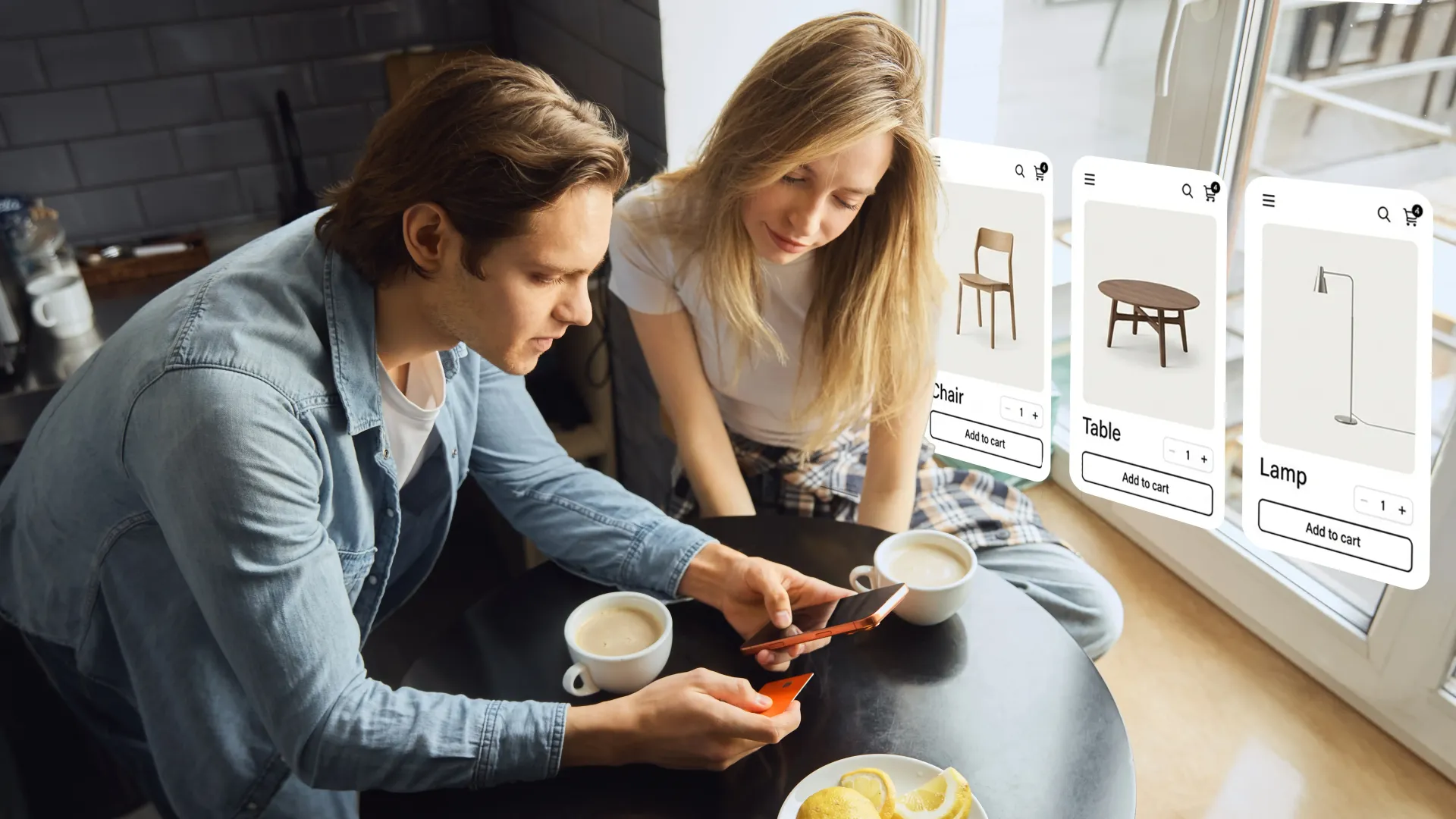 Zwei Personen sitzen auf einem Sofa, schauen auf ein Smartphone. Auf dem Tisch stehen Kaffeetassen. Im Hintergrund rechts sind drei Produkte aus einem Onlineshop zu sehen.