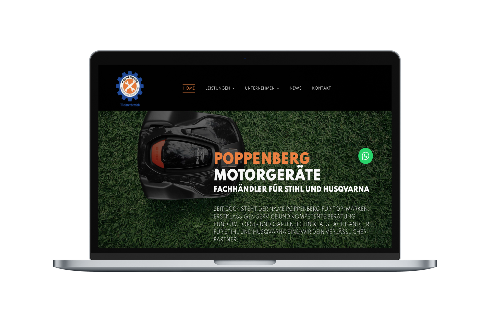 Laptop mit der Webseite von "Poppenberg Motorgeräte", einem Hersteller von Gartengeräten, und einem Rasenmäher auf grünem Rasen.