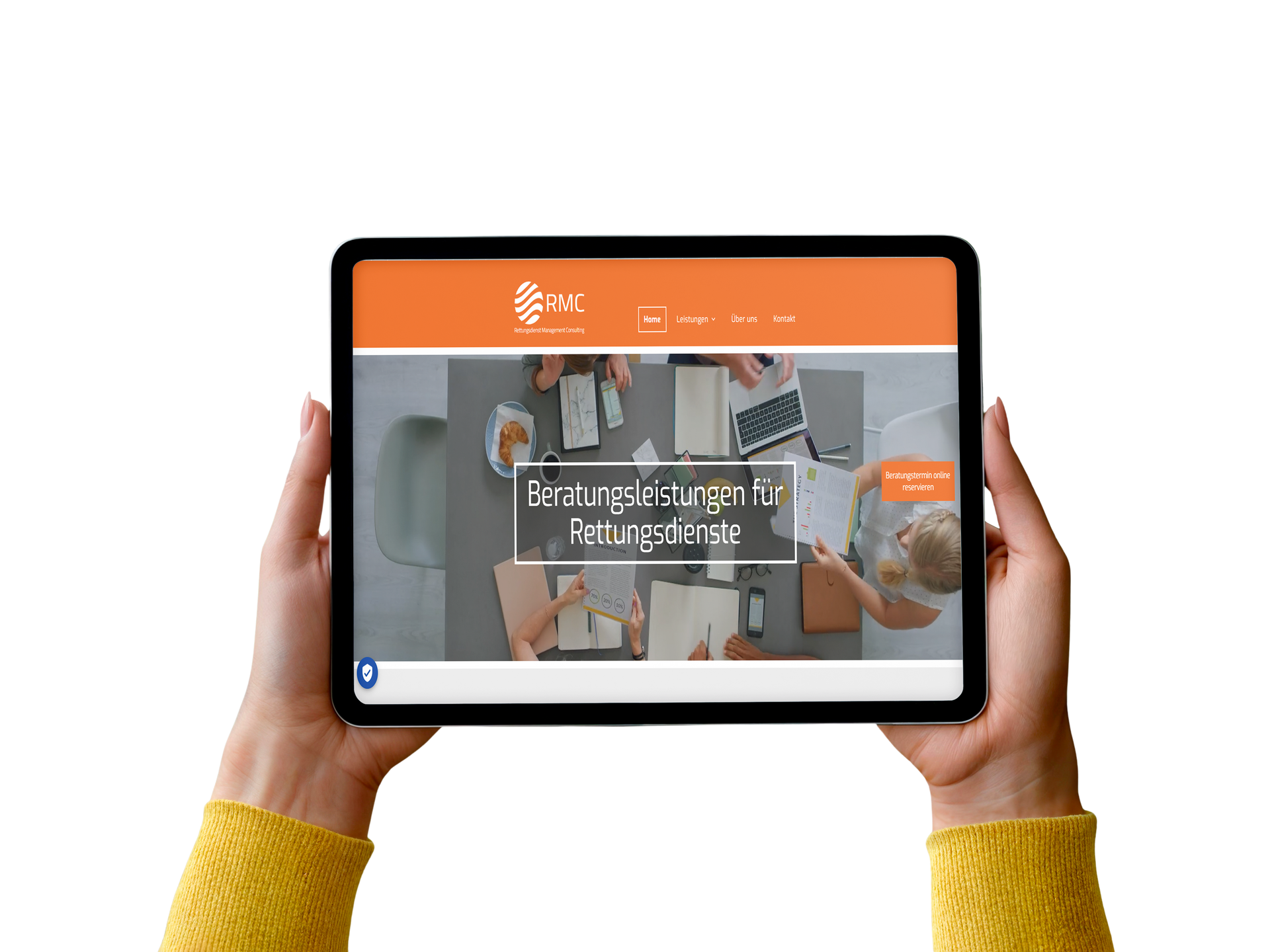 Hände halten ein Tablet, auf dem eine Webseite zum Thema Beratung im Bildungsbereich angezeigt wird, mit orangefarbenen Akzenten.
