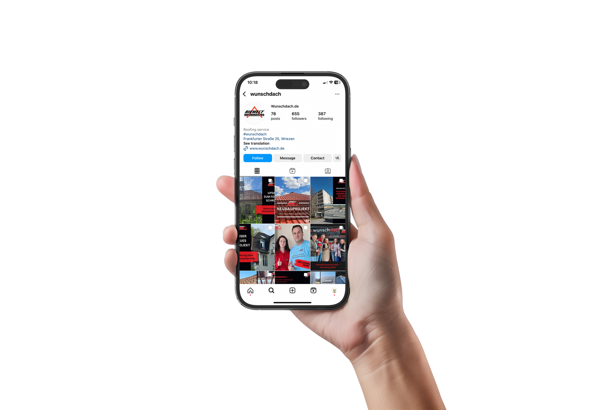 Eine Hand hält ein Smartphone, auf dem ein Instagram-Profil mit einer Fotogalerie angezeigt wird.