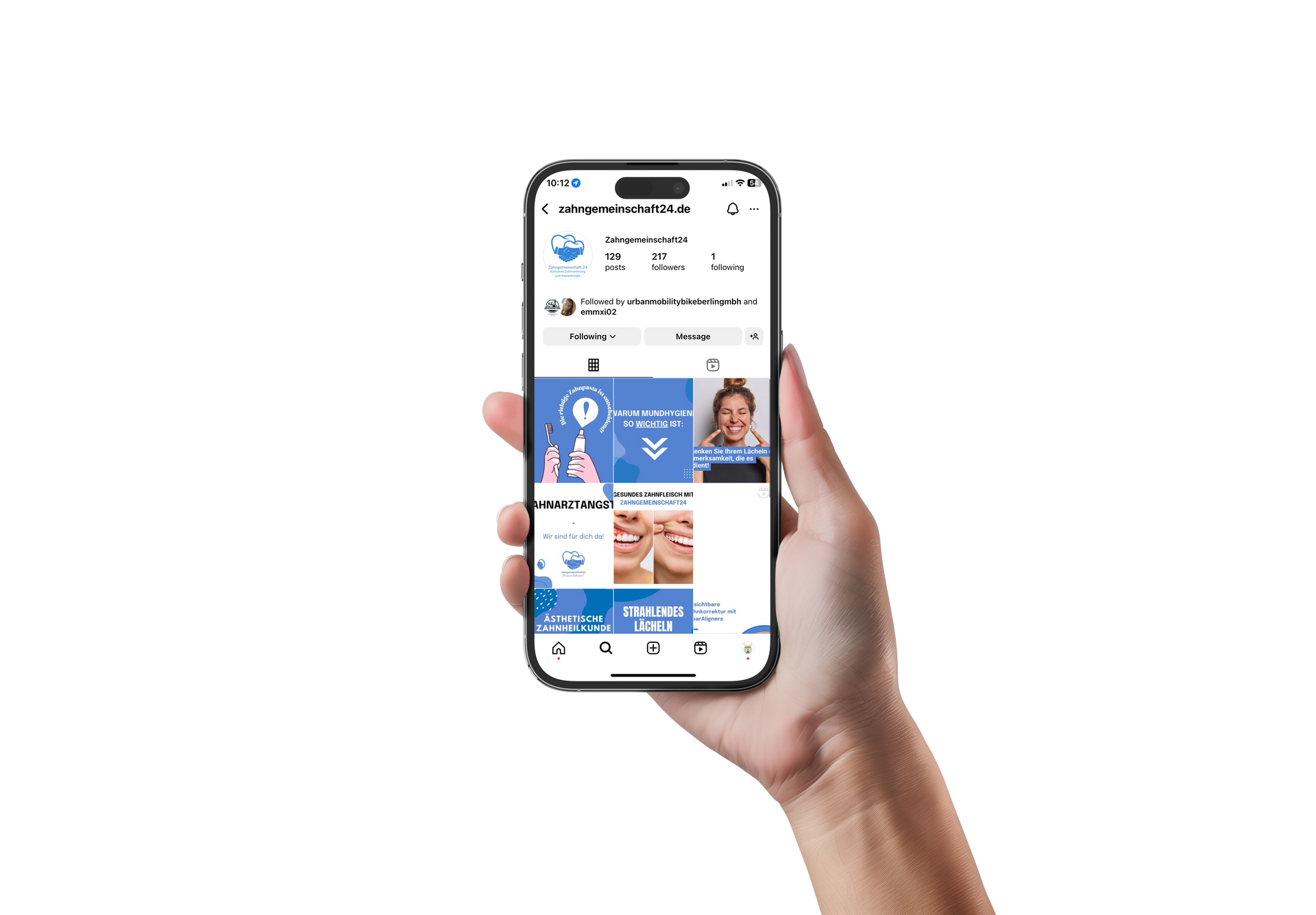 Eine Hand hält ein Handy, auf dem ein Social-Media-Feed mit blauen und weißen Designelementen angezeigt wird.