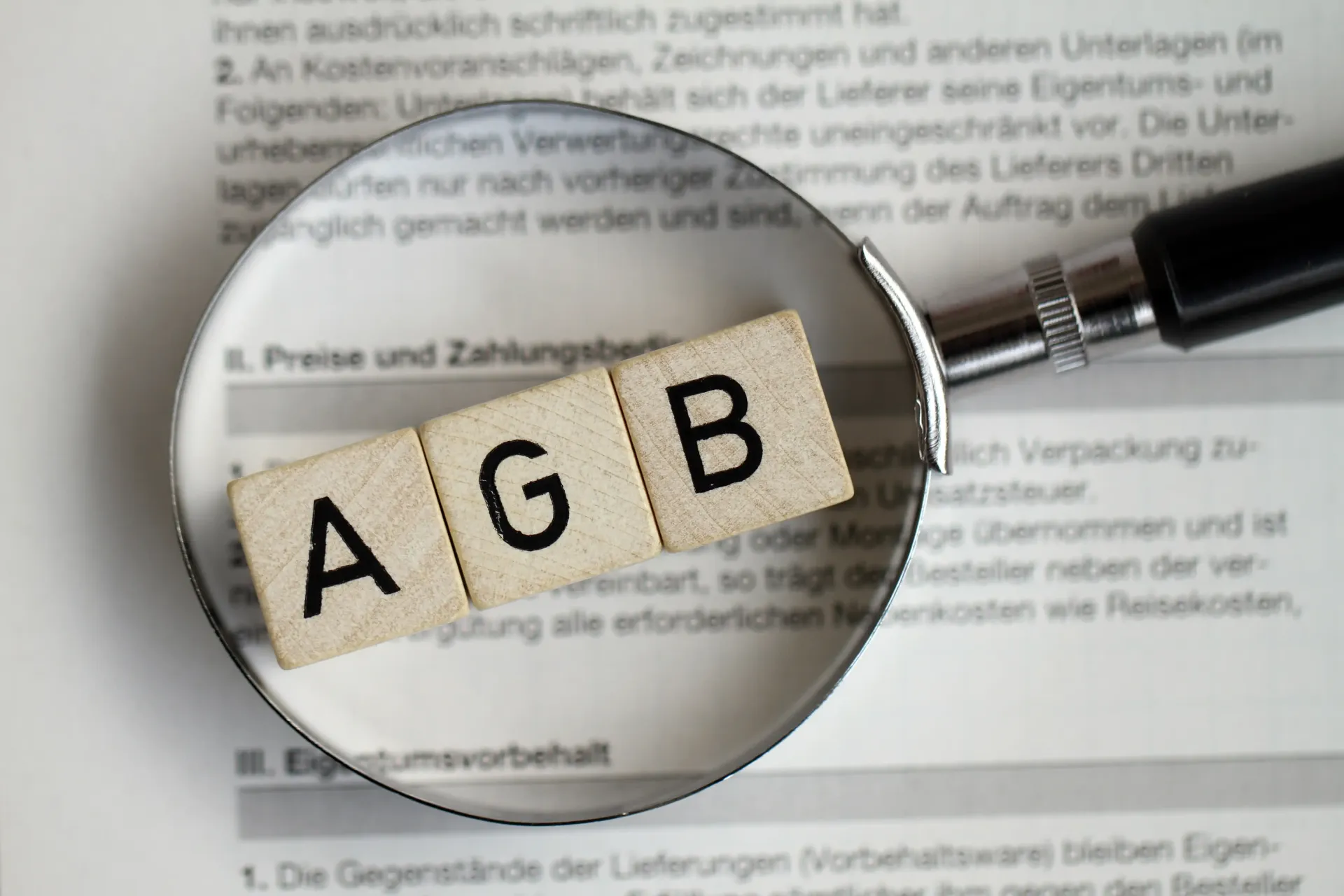 Eine Lupe mit dem Wort AGB darauf