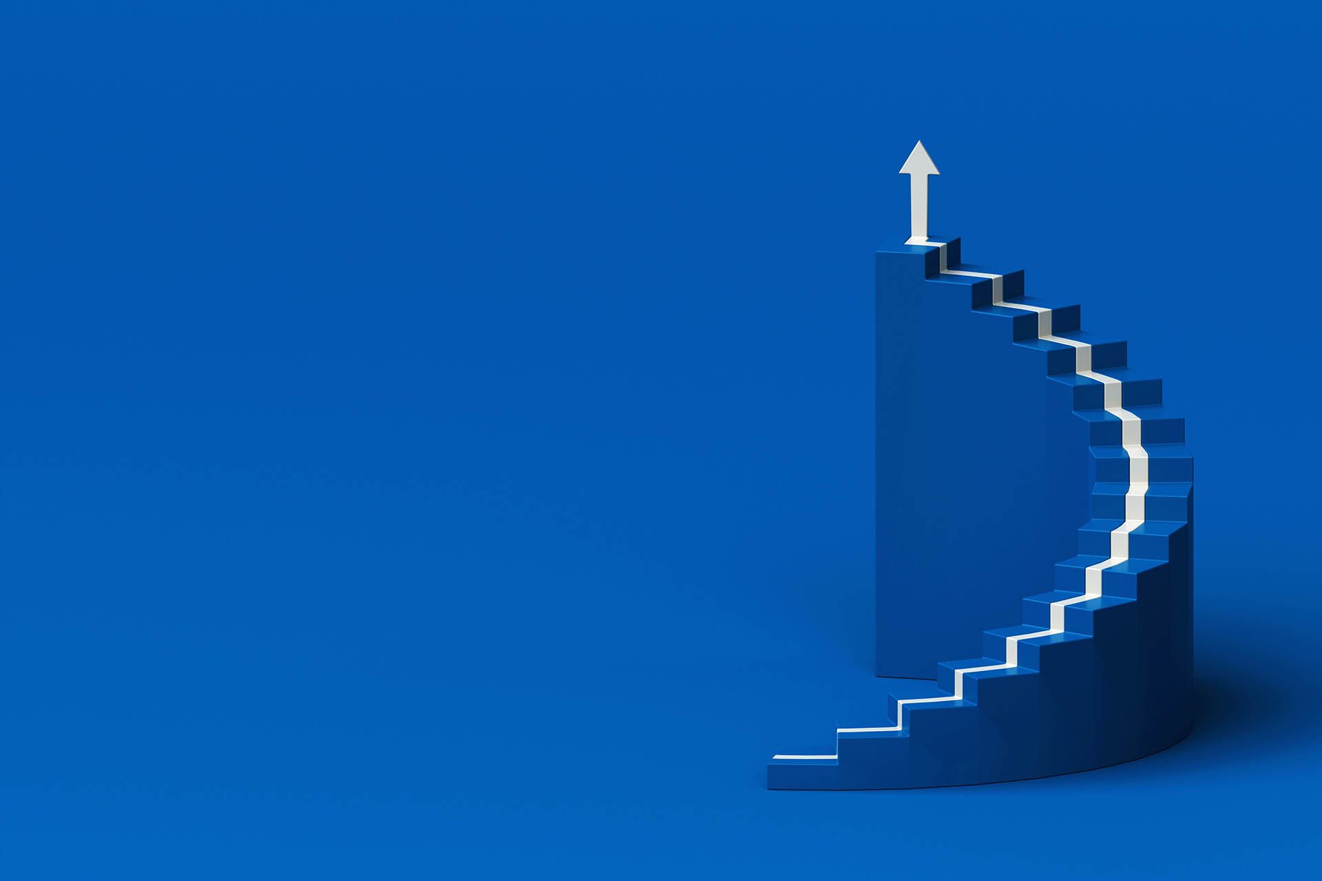 Blaue Wendeltreppe mit weißem Pfeil, der nach oben zeigt, und Wachstum sowie Fortschritt symbolisier