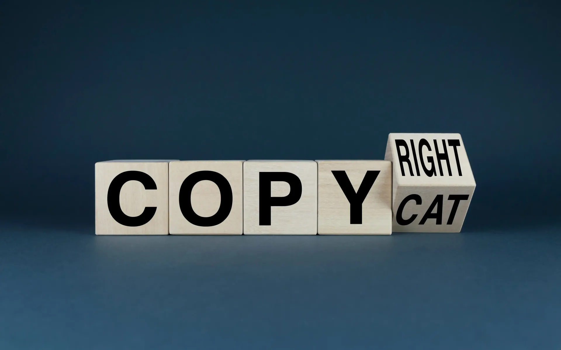 Auf  Holzblöcken steht das Wort „Copyright“.