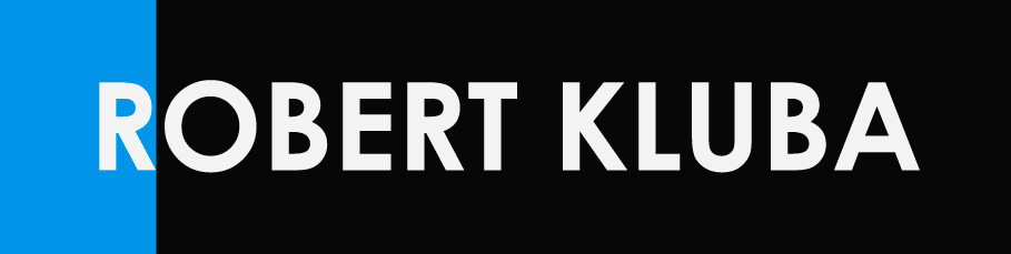 Schriftzug „ROBERT KLUBA“, wobei das „R“ blau und der Rest weiß auf schwarzem Hintergrund ist.