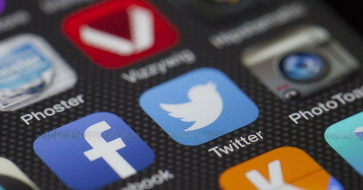 Nahaufnahme eines Smartphone-Bildschirms mit Symbolen von Social-Media-Apps, darunter Facebook und Twitter.