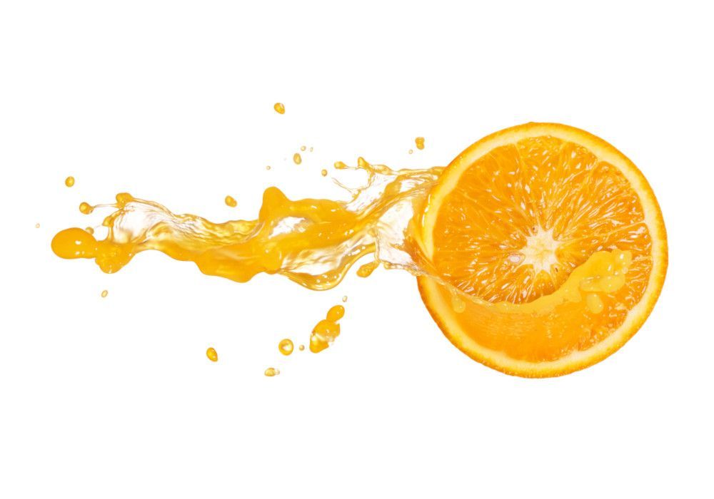 Orangenscheibe, aus der Saft spritzt.