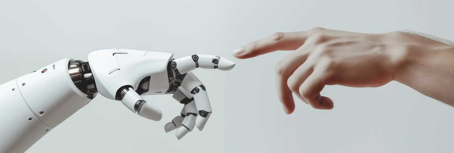 Eine Roboterhand berührt mit ihrem Finger eine menschliche Hand.