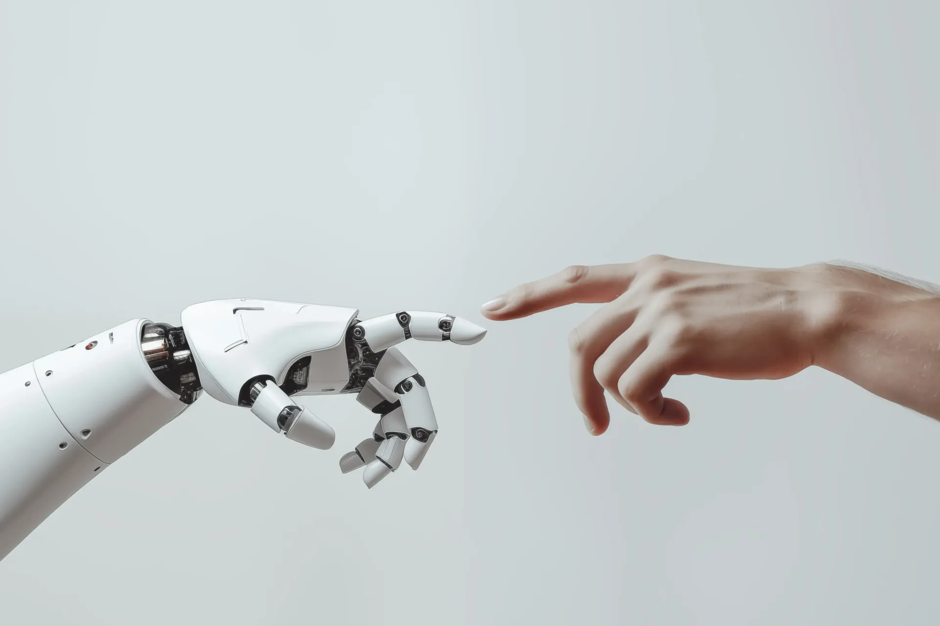 Eine Roboterhand berührt mit ihrem Finger eine menschliche Hand.