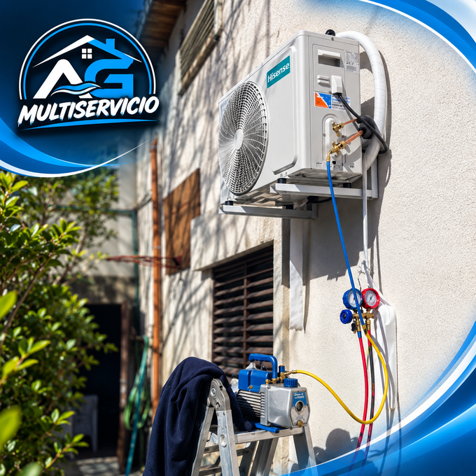 Técnico reparando una unidad de aire acondicionado exterior en la pared de un edificio, con herramientas y mangueras conectadas