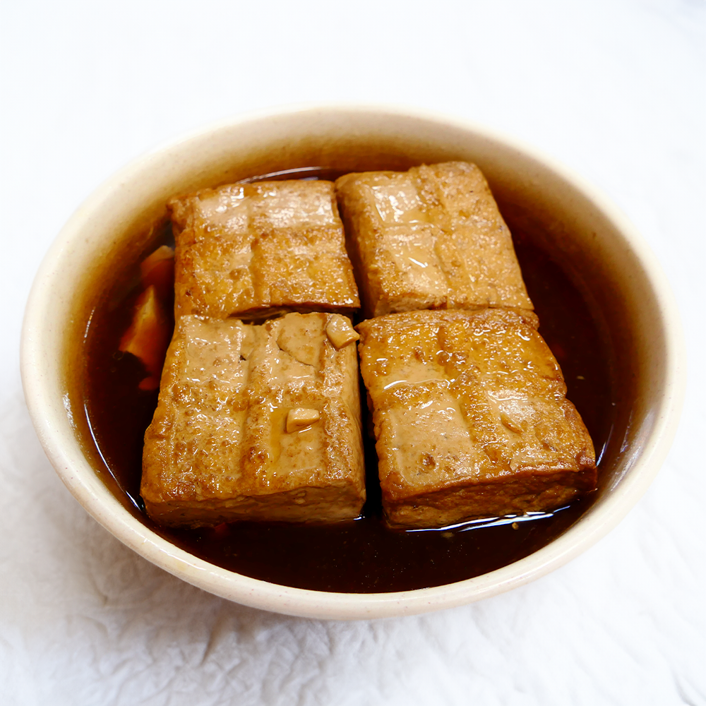 白色碗中盛著鮮美肉湯的豆腐塊。