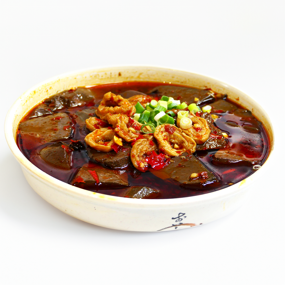 一碗辣中式菜餚：血豆腐、豬腸、辣椒油和蔥花。